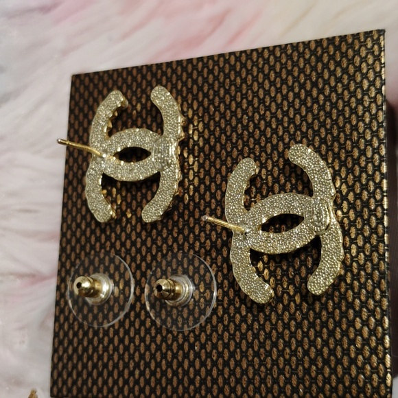 SALE! Auth CHANEL CC Black/White Crystals & Pearls Stud Earrings Gold Hardware - Picture 5 of 13